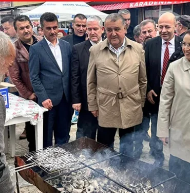 Bartin-Cakrazdaki-1.-Hamsi-Senliginde-yarim-ton-hamsi-pisirildi1