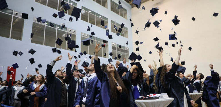 Bartın Üniversitesi’nde mezuniyet coşkusu