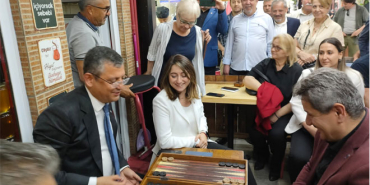 CHPli-ozgur-ozel-ile-ak-partili-ayhan-tepe-tavlada-kapisti