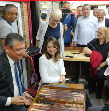 CHPli-ozgur-ozel-ile-ak-partili-ayhan-tepe-tavlada-kapisti