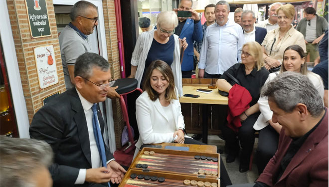 CHP’li Özgür Özel ile AK Partili Ayhan Tepe tavlada kapıştı