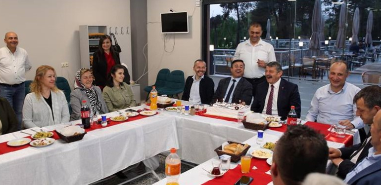 Pastadaki yazı: İyi ki doğdun herkesin başkanı