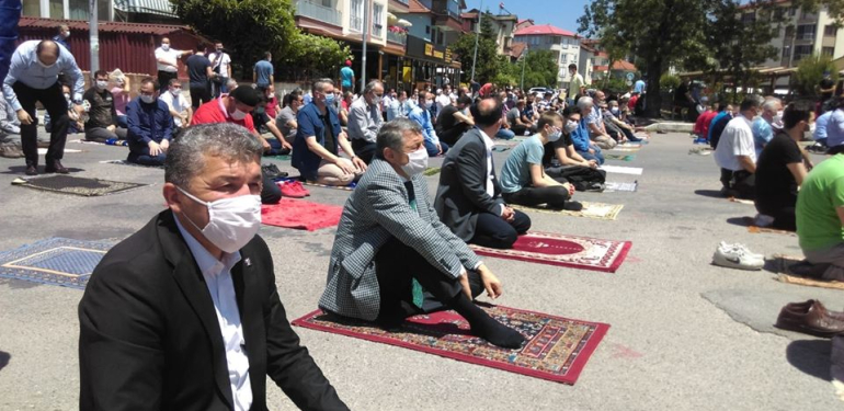 Bartın’da Cuma namazı için meydanlara sığmadılar