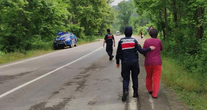 Ablacım, gel bakalım sen bu yol kenarında ne yapıyorsun?