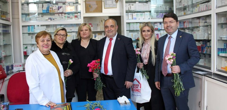 AK Parti’den kadınlara 8 Mart karanfili