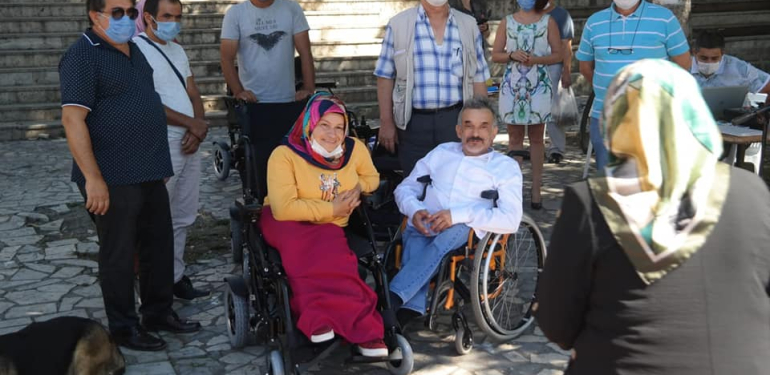 Amasra Belediyesi 18 engelliye akülü sandalye dağıttı