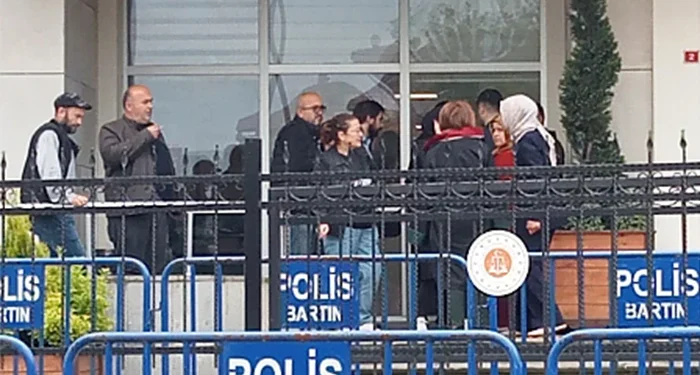 Mahkeme karıştı, madenci yakınları su şişesi fırlattı