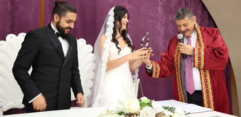 Anzel gelin damadın ayağına bastı, cüzdanı kaptı