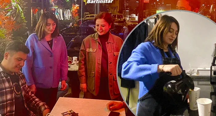 Aysu Bankoğlu, önlüğü giydi, tezgahın arkasına geçti