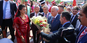 bahceli-bartinda-ciceklerle-karsilandi