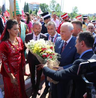 bahceli-bartinda-ciceklerle-karsilandi