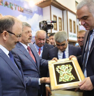 bakan-Ersoy-bartin-standinda