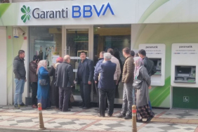 bankalarin-onunde-kuyruk-olmayan-saat-yok
