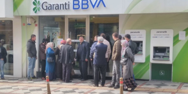 bankalarin-onunde-kuyruk-olmayan-saat-yok