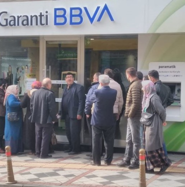 bankalarin-onunde-kuyruk-olmayan-saat-yok