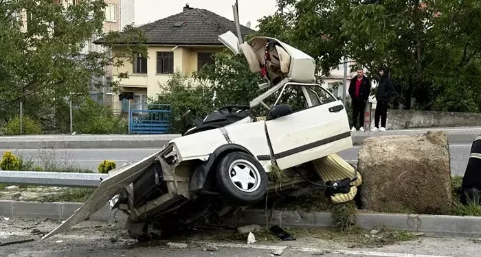 Otomobil ikiye ayrıldı! Sürücü hayatını kaybetti
