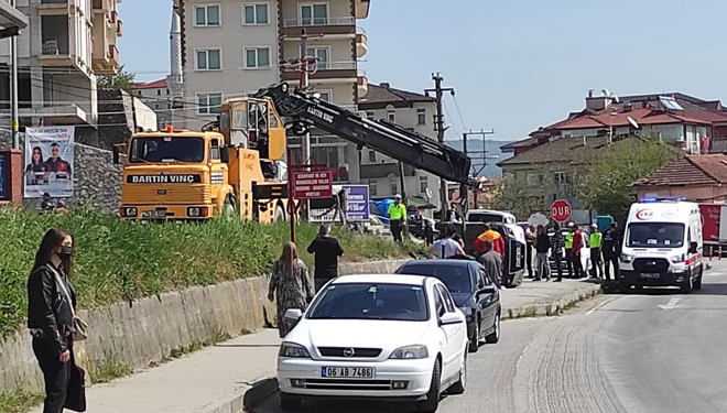 Emniyet Müdürlüğü önünde yola devrildi! Neyse ki cana gelmedi