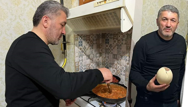 Sahurda deve kuşu yumurtası sürprizi! İl başkanı öğrenci evinde elleriyle pişirdi