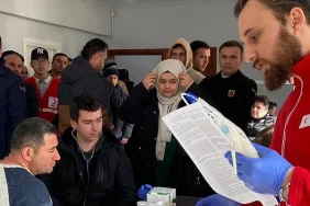bartin-kan-vermek-icin-kuyruga-girdi-deprem