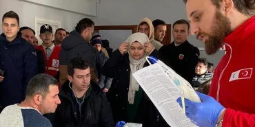 bartin-kan-vermek-icin-kuyruga-girdi-deprem