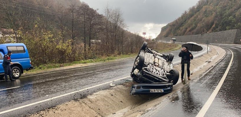 Bartın plakalı otomobilden şaşırtan kaza