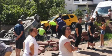 bartin-sari-taksi-kazaya-karisti-takla-atti