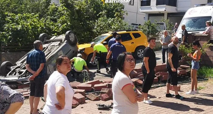 Sarı taksi kazaya karıştı, kadın sürücü dar sokakta takla attı