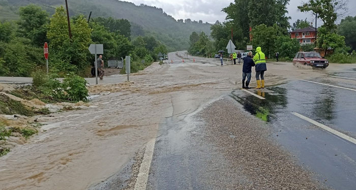 Bartın alarmda! Şiddetli başladı, yollar göle döndü