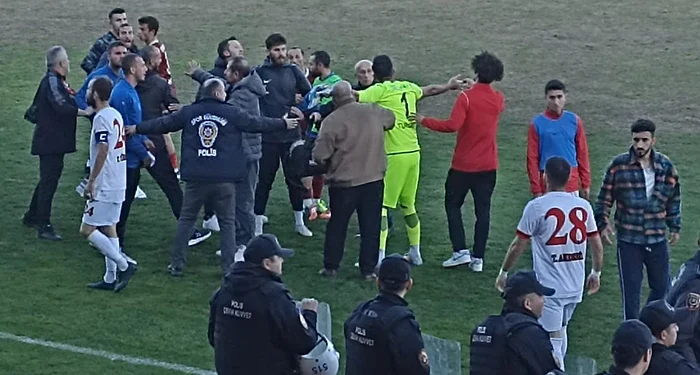 Bartın Atatürk Stadı’nda Yeniçağ provokasyonu! Polis sahaya girdi