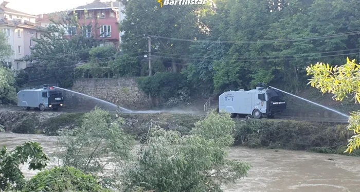 bartin-yaralarini-sariyor-tomalar-yollari-yikadi