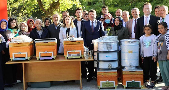 Sel bölgesinde 37 aileye 5 bin çerçeve canlı arı hibe edildi