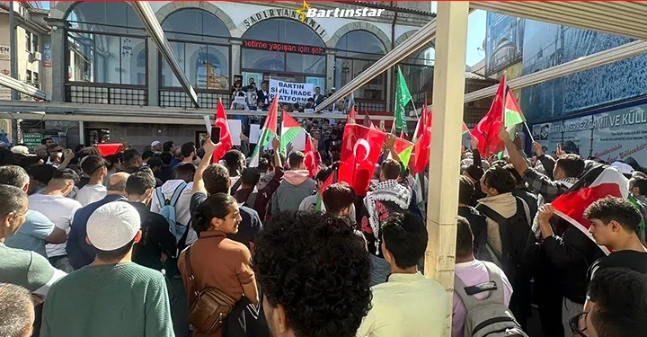 Bartın Gazze için Şadırvan Camii’nde Filistin bayrakları açtı