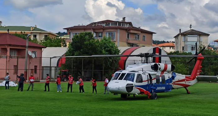 Ulaşımı aksayan köylere helikopterle ihtiyaç malzemesi taşınıyor