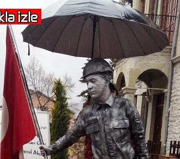 bartinda-kursun-asker-islanmasin-diye-semsiye-tuttular-1