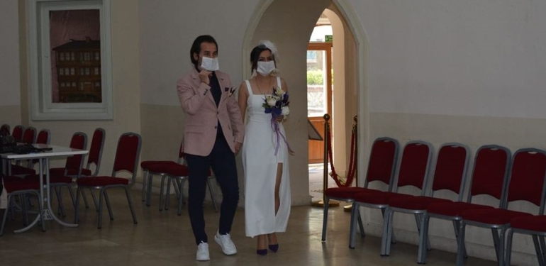 Coronavirüs düğüne engel olunca böyle nikah kıydılar