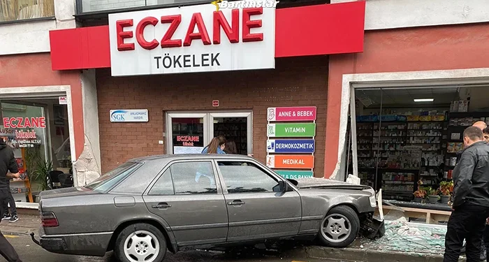 Bartın’da talihsiz kaza! Otomobil eczaneye girdi