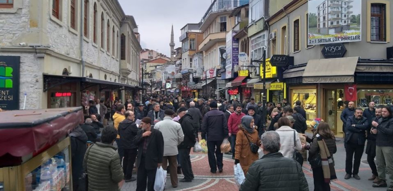 Bartın kırmızı çarşıda yeni yıl kalabalığı