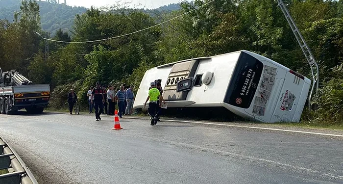 Büyük panik! İstanbul’dan Bartın’a gelen yolcu otobüsü devrildi