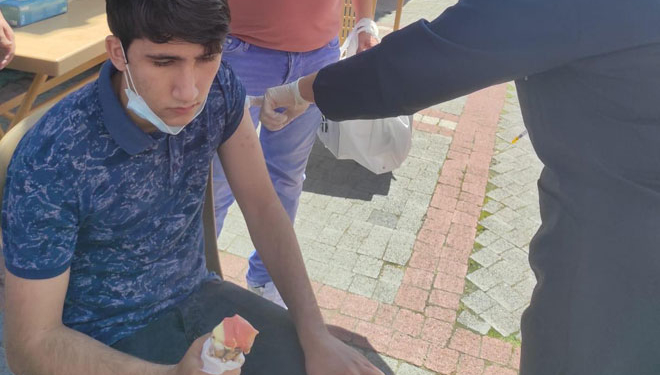 Sokakta şöyle rahat rahat dondurma yiyemeyecek miyiz?
