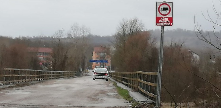 Geçici köprü yıkıldı, çürük köprü tehlike saçıyor