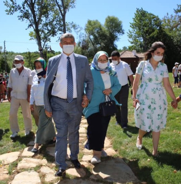 cemal-akin-caglayana-esiyle-birlikte-geldi