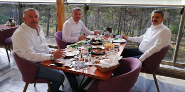 cemal-akin-turhan-kalayci-Dirhem-kafede-kahvalti-yapti_bartin