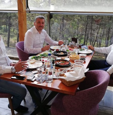 cemal-akin-turhan-kalayci-Dirhem-kafede-kahvalti-yapti_bartin