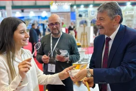 cemal-akin-turizm-fuarinda-agda-tatlisi-ikram-etti