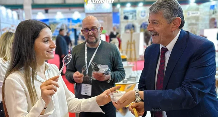 Cemal Akın İstanbul’daki dev fuarda ağda tatlısı dağıttı