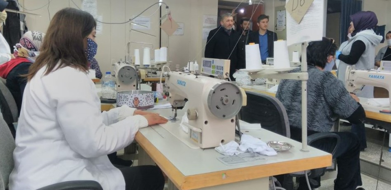 Halk Eğitim’in maske üreten gönüllü neferlerine moral ziyareti