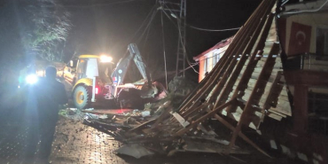 firtina-bartinda-catilari-ucurdu-elektrikler-zaten-yok