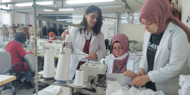 halk-egitimin-gonullu-neferleri.-maske-uretiyorlar