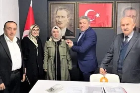 kozcagiz-ak-partide-rozet-takma-toreni