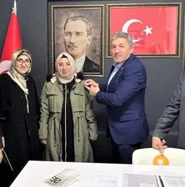 kozcagiz-ak-partide-rozet-takma-toreni